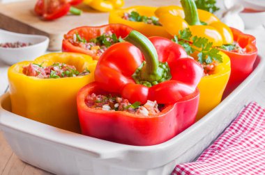 Domates soslu ve peynirli taze sebzeler