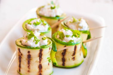 Peynirle doldurulmuş lezzetli ızgara kabak dürümleri. 