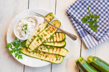 Lezzetli ızgara kabak dilimleri ve peynir. 