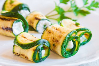 Lezzetli ızgara kabak dilimleri ve peynir. 