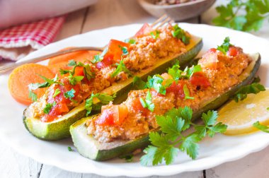 Sebze ve otlarla doldurulmuş ızgara kabak.