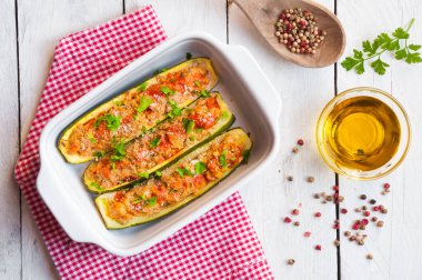 Sebze ve otlarla doldurulmuş ızgara kabak.