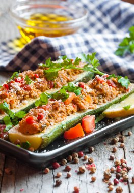 Sebze ve otlarla doldurulmuş ızgara kabak.