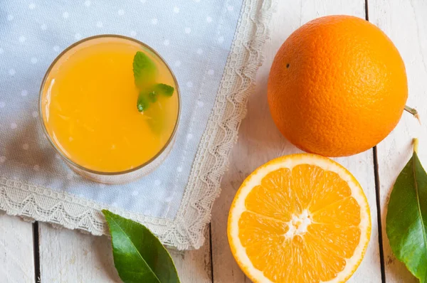Verre Jus Orange Oranges Fraîches Sur Table Bois — Photo