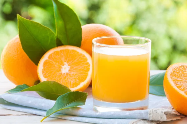 Zumo Naranja Fresco Con Rodajas Naranjas Menta Sobre Mesa Madera —  Fotos de Stock