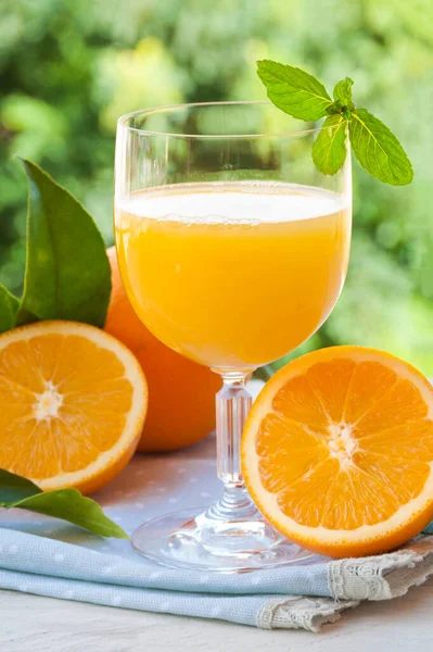 Glas Orangensaft Und Frische Orangen Auf Holztisch — Stockfoto