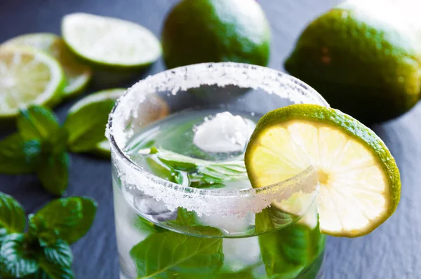 Limonlu tekila bardağı ve ahşap zemin üzerinde tuz.