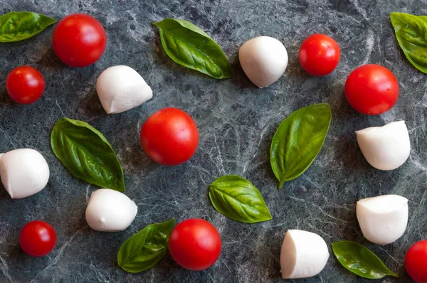 İtalyan mozzarella peyniri fesleğen yapraklı ve kiraz domatesli, Caprese salatası malzemeleri.