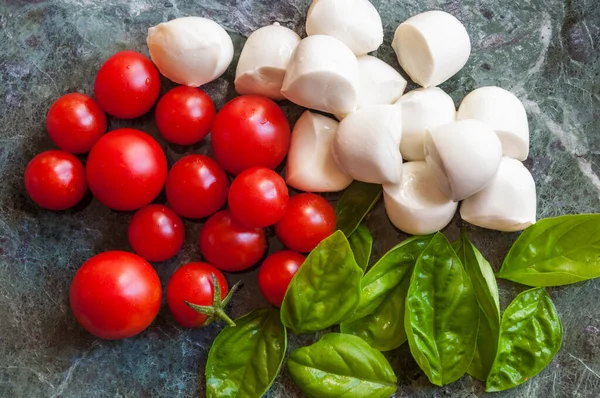 İtalyan mozzarella peyniri fesleğen yapraklı ve kiraz domatesli, Caprese salatası malzemeleri.