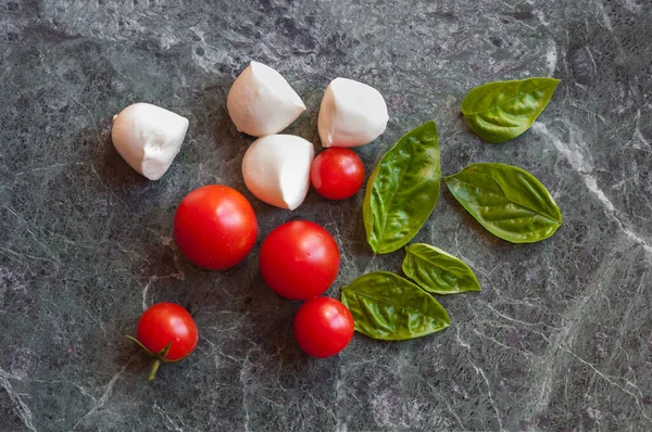 İtalyan mozzarella peyniri fesleğen yapraklı ve kiraz domatesli, Caprese salatası malzemeleri.