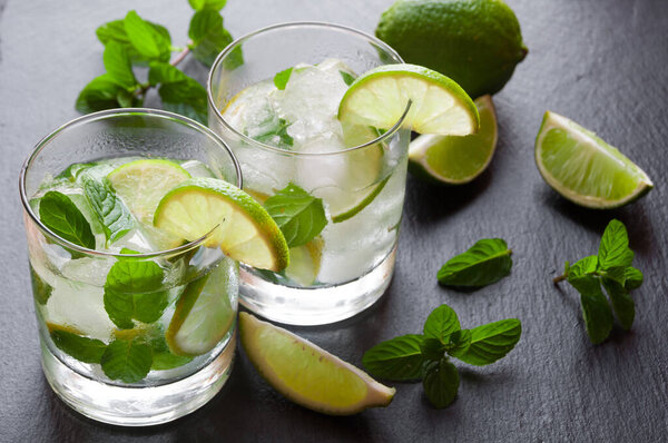 mojito cocktails with lime and mint 