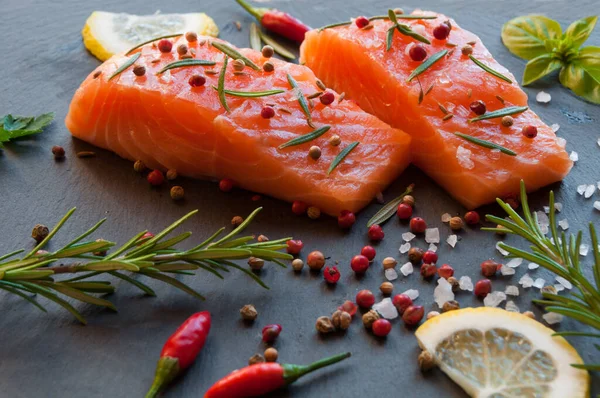 Raw Salmon Steaks Spices Herbs Ready Cooking — Stock Photo, Image