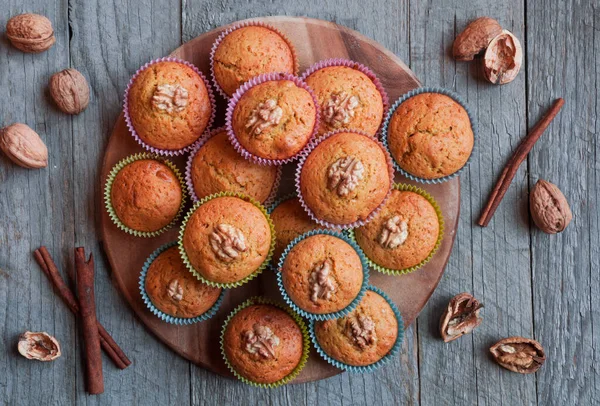 Magdalenas Caseras Con Chocolate Nueces Sobre Fondo Madera — Foto de Stock