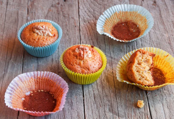 Házi Készítésű Muffinok Csokoládéval Krémmel Fából Készült Háttérrel — Stock Fotó