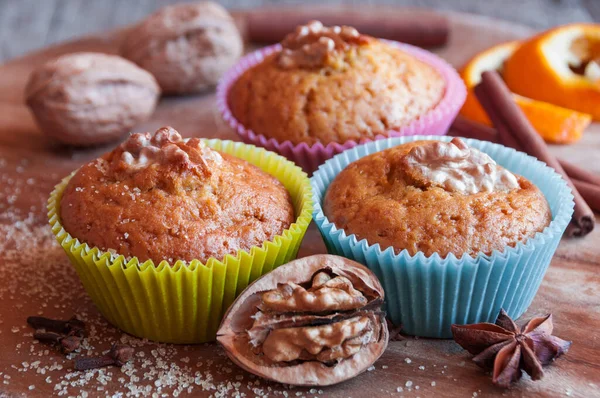 Muffins Σοκολάτα Και Κανέλα Ξύλινο Φόντο — Φωτογραφία Αρχείου