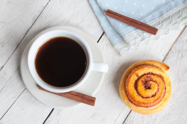 Tasse Kaffee Mit Zimt Und Zucker Auf Holzgrund — Stockfoto