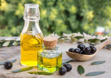 Masanın üstündeki zeytinyağının yakın çekim görüntüleri