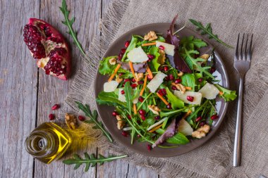 Peynirli salata, roka ve nar.