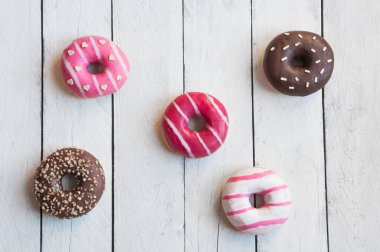 Ahşap arka plan üzerinde lezzetli börekler