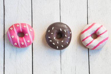 Ahşap arka planda çörekler