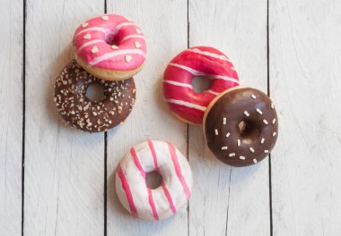 Tahta arka planda çikolata kremalı çörekler.