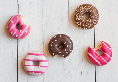 Pembe çörekler ve ahşap arka planda çikolata kreması. 