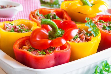 Kâsedeki taze biberlerin görüntüsünü kapat.