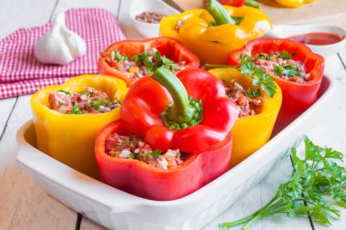 Domates soslu ve peynirli taze sebzeler.