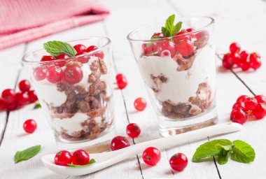 Müsli ve böğürtlenli sağlıklı kahvaltı