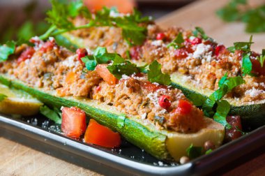 Sebze ve otlarla doldurulmuş ızgara kabak.