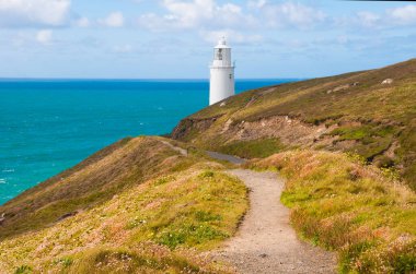 Deniz kıyısının ve deniz fenerinin güzel manzarası