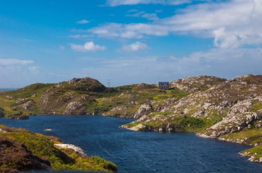 Nehrin ve dağların güzel manzarası