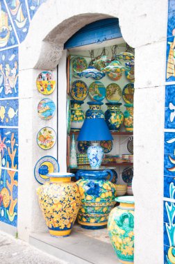 Pazar yerinde geleneksel Türk seramikleri