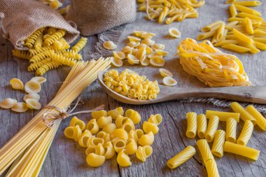 Kırsal bir arkaplanda çiğ makarna