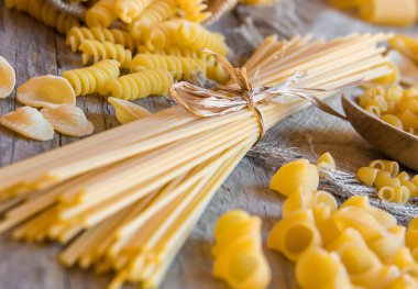 Kırsal bir arkaplanda çiğ makarna