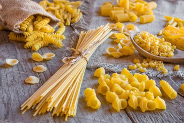 Kırsal bir arkaplanda çiğ makarna