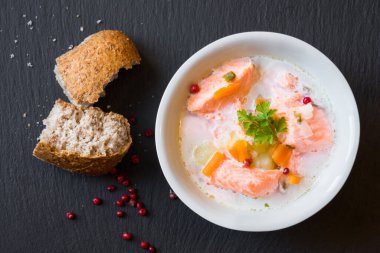 Yumurta ve sebzeli tavuk çorbası.