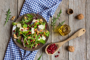 roka salatası, domates, peynir ve fesleğen. seçici odak.