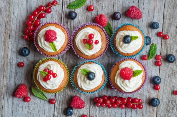 Cupcakes Cream Berries Wooden Background — Stock fotografie