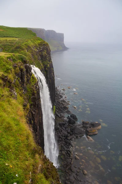 Vacker Utsikt Över Islandskapet Med Ett Vattenfall Bergen — Stockfoto