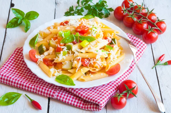 Nudeln Mit Tomatensauce Und Basilikum — Stockfoto