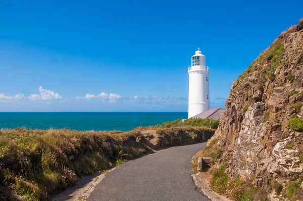 Schöner Blick Auf Die Meeresküste Und Leuchtturm — Stockfoto