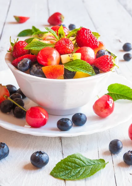 Taze meyve ve meyveler beyaz bir tabakta