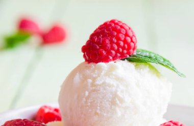 Ahududulu dondurma ve beyaz tabakta nane şekeri