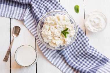kaymak ve ekşi kremayla ahşap arka planda süzme peynir. en üstteki görünüm.