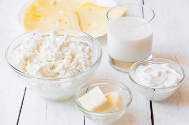 Ahşap arka planda süt ürünleri