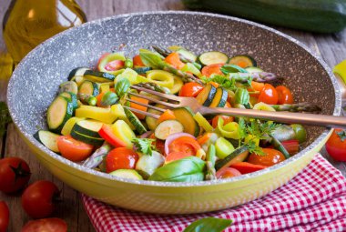 sebzeli ve domatesli salata