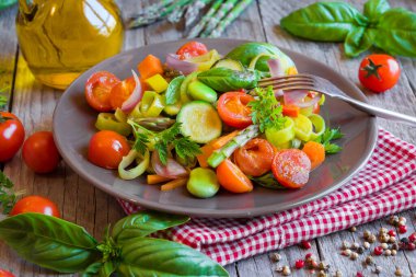 domatesli salata, zeytin, domates ve fesleğen