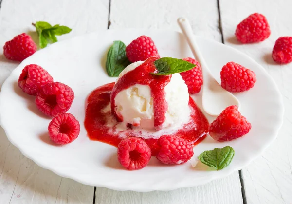 Raspberry Ice Cream Fresh Berries Mint — Stock Photo, Image