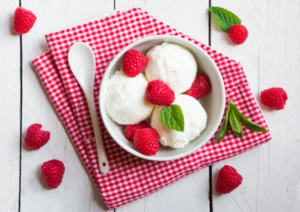 Helado Frambuesa Con Bayas Frescas Menta —  Fotos de Stock